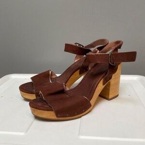 wooden platform brown heels / sandals